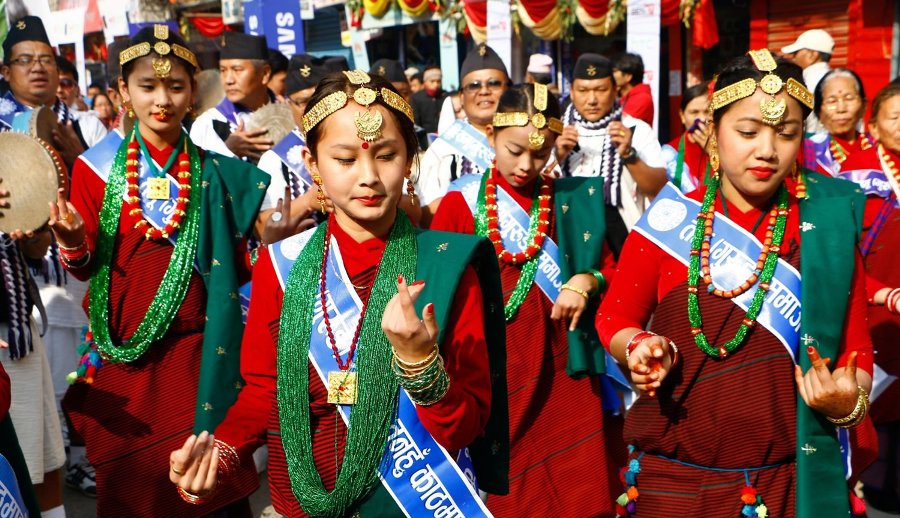 आफनै पहिरनमा सजिएका गुरुङ जातिहरु 